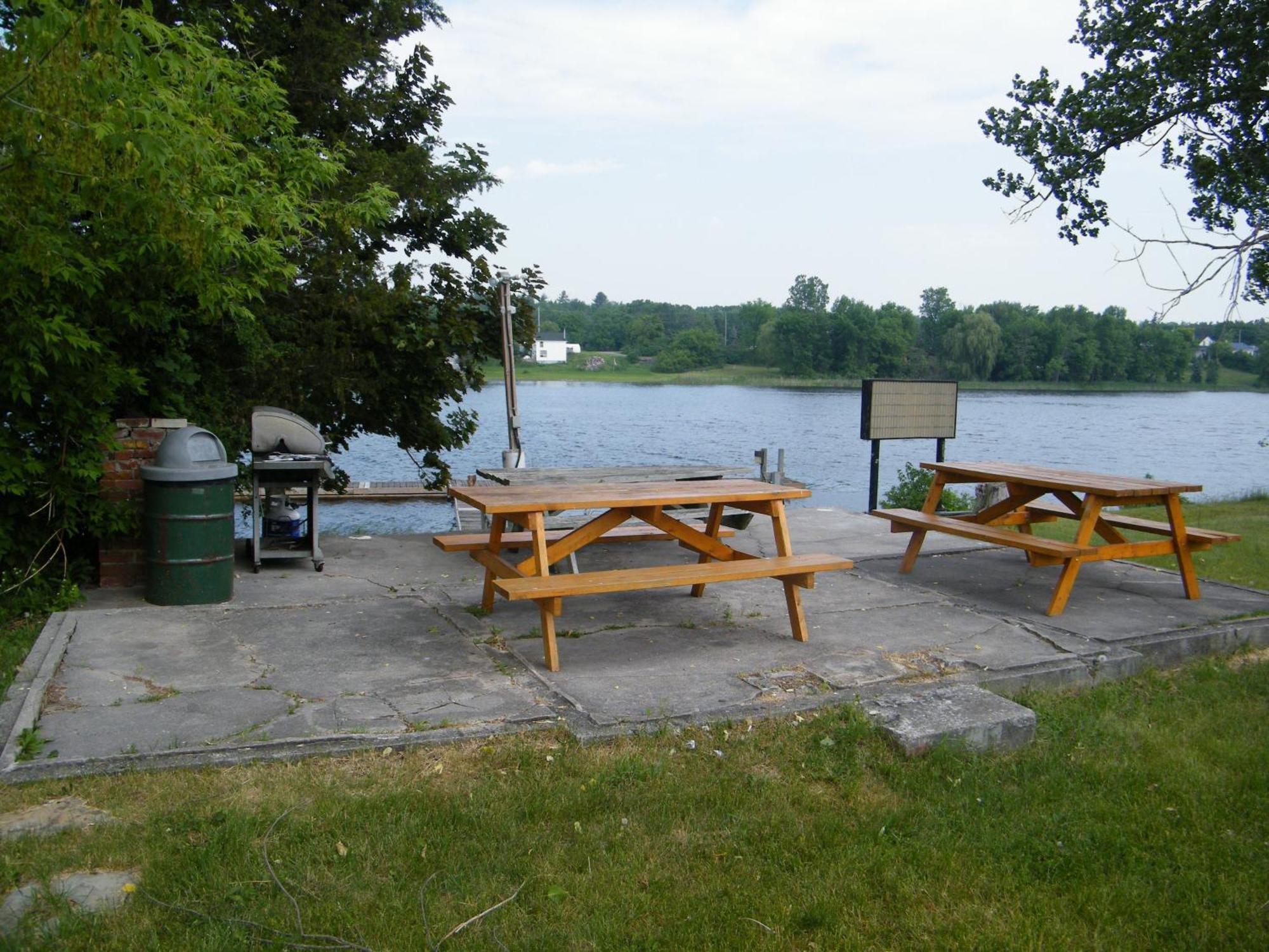 Campbellford River Inn ภายนอก รูปภาพ