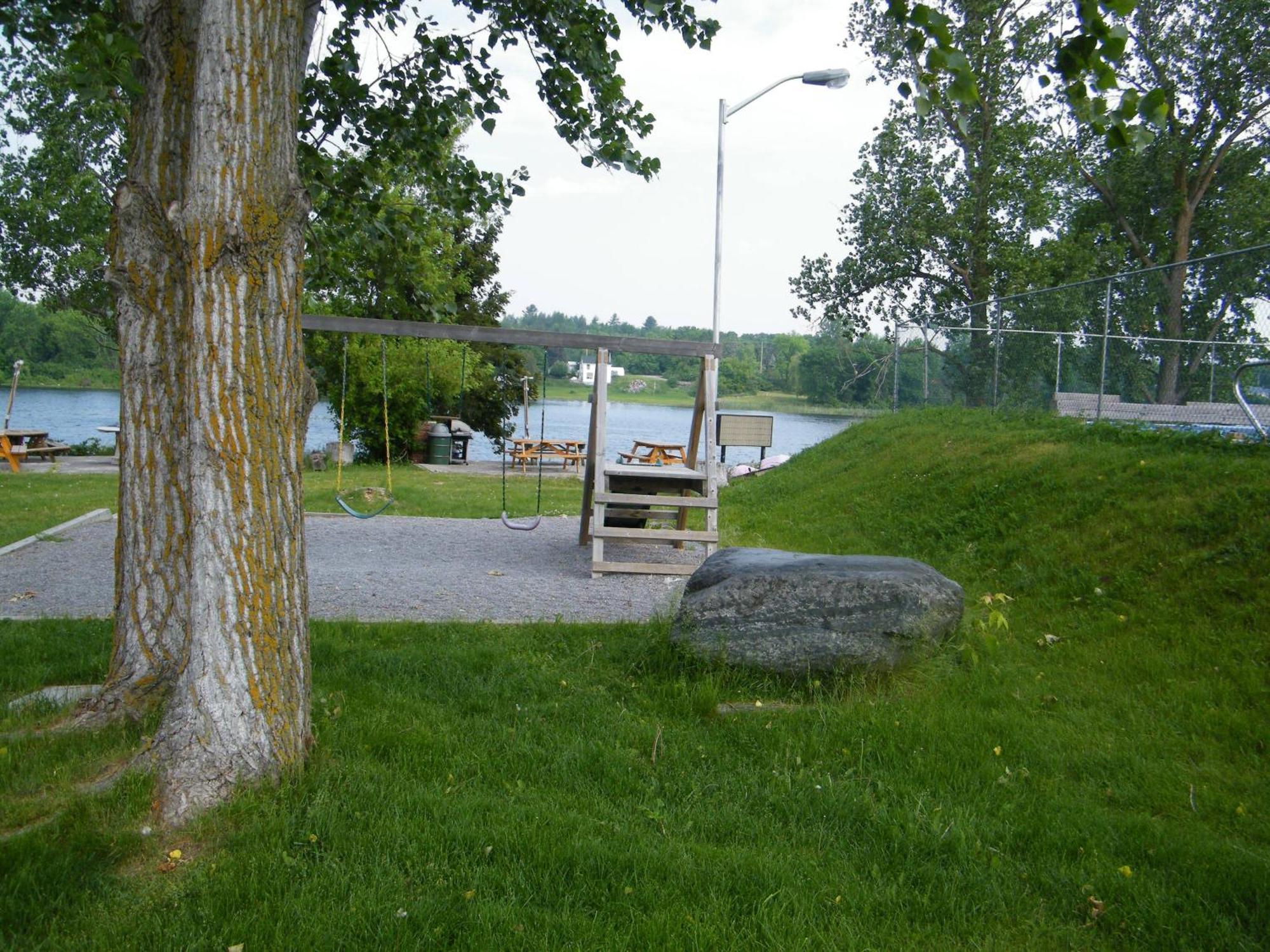 Campbellford River Inn ภายนอก รูปภาพ
