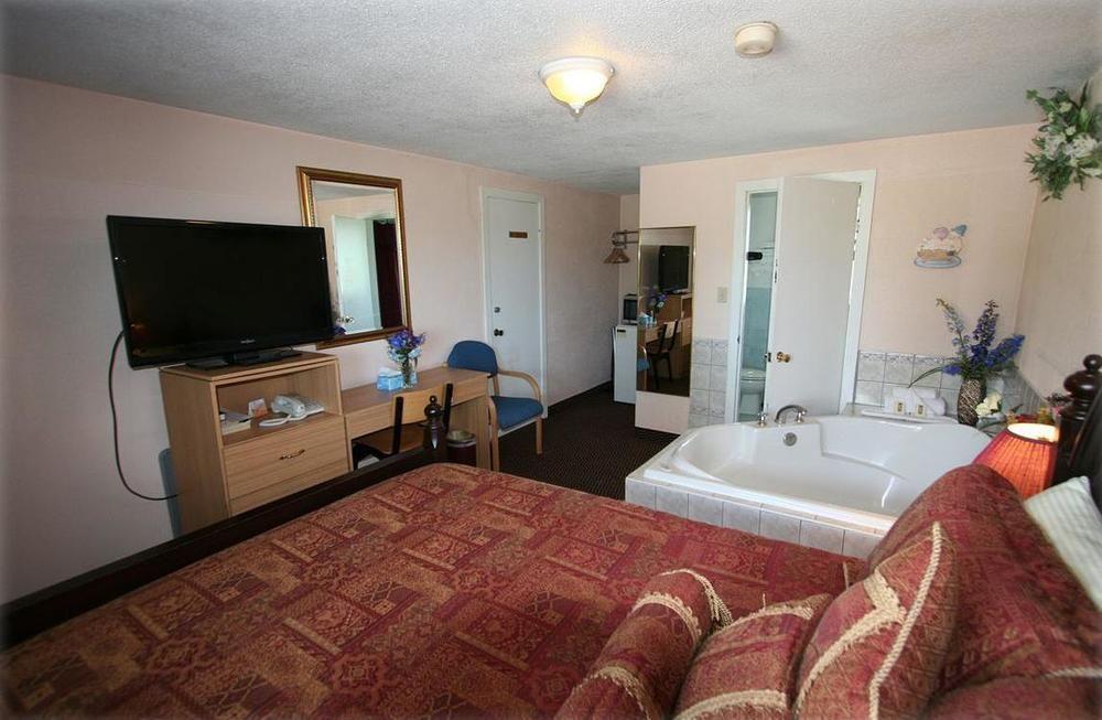 Campbellford River Inn ภายนอก รูปภาพ