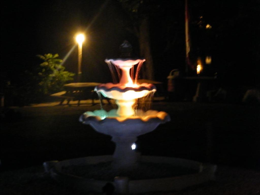 Campbellford River Inn ภายนอก รูปภาพ