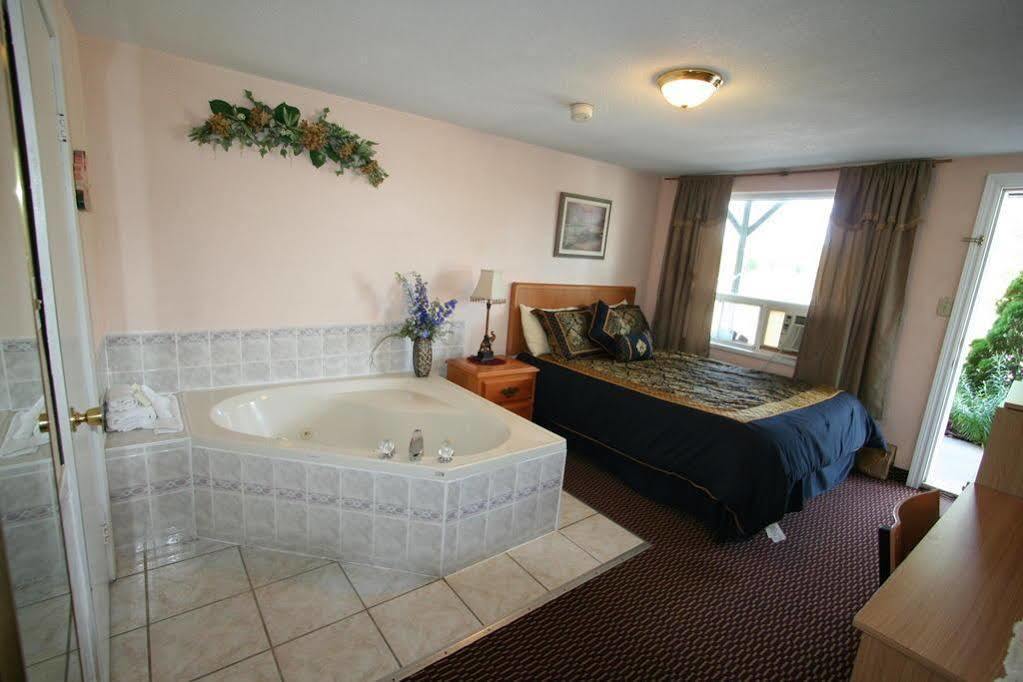 Campbellford River Inn ภายนอก รูปภาพ