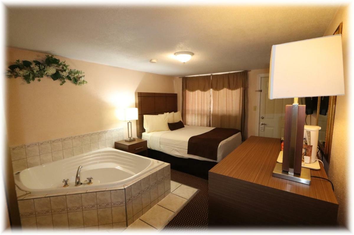 Campbellford River Inn ภายนอก รูปภาพ